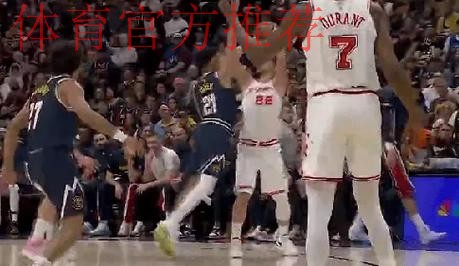 申京三分线外精准长传，助攻阿门底线空切双手空接暴扣